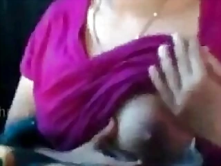 અદભૂત સ્તનો ધરાવતી આકર્ષક ભારતીય રસોઇયા એક સ્પષ્ટ વિડિઓમાં શો ચોરી કરે છે.