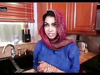 Seorang Muslim hijabi Arab yang nakal menjadi liar dan basah dalam aksi tegar.