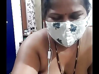 La esposa india se complace a sí misma en un show de webcam de lencería de encaje.
