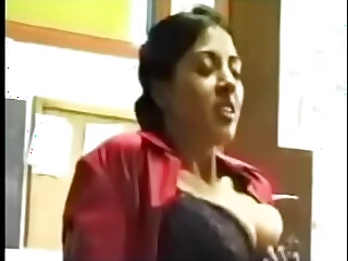 Một người phụ nữ Ấn Độ tuyệt đẹp cởi đồ và thỏa mãn trong tình dục dữ dội giữa không trung với phi công của mình, dẫn đến một cực khoái đam mê.