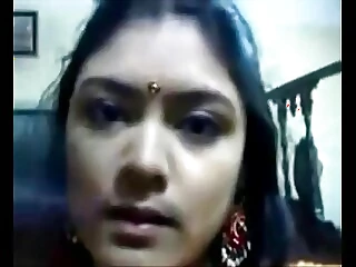 胸部丰满的印度女人在DesiHotPic.com上的热辣独奏视频中