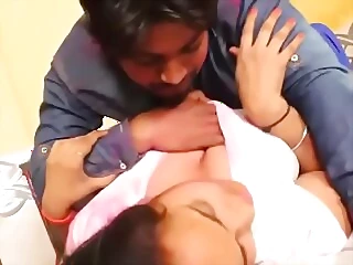 Eine vollbusige indische Tante dominiert einen heißen BDSM-Sex.